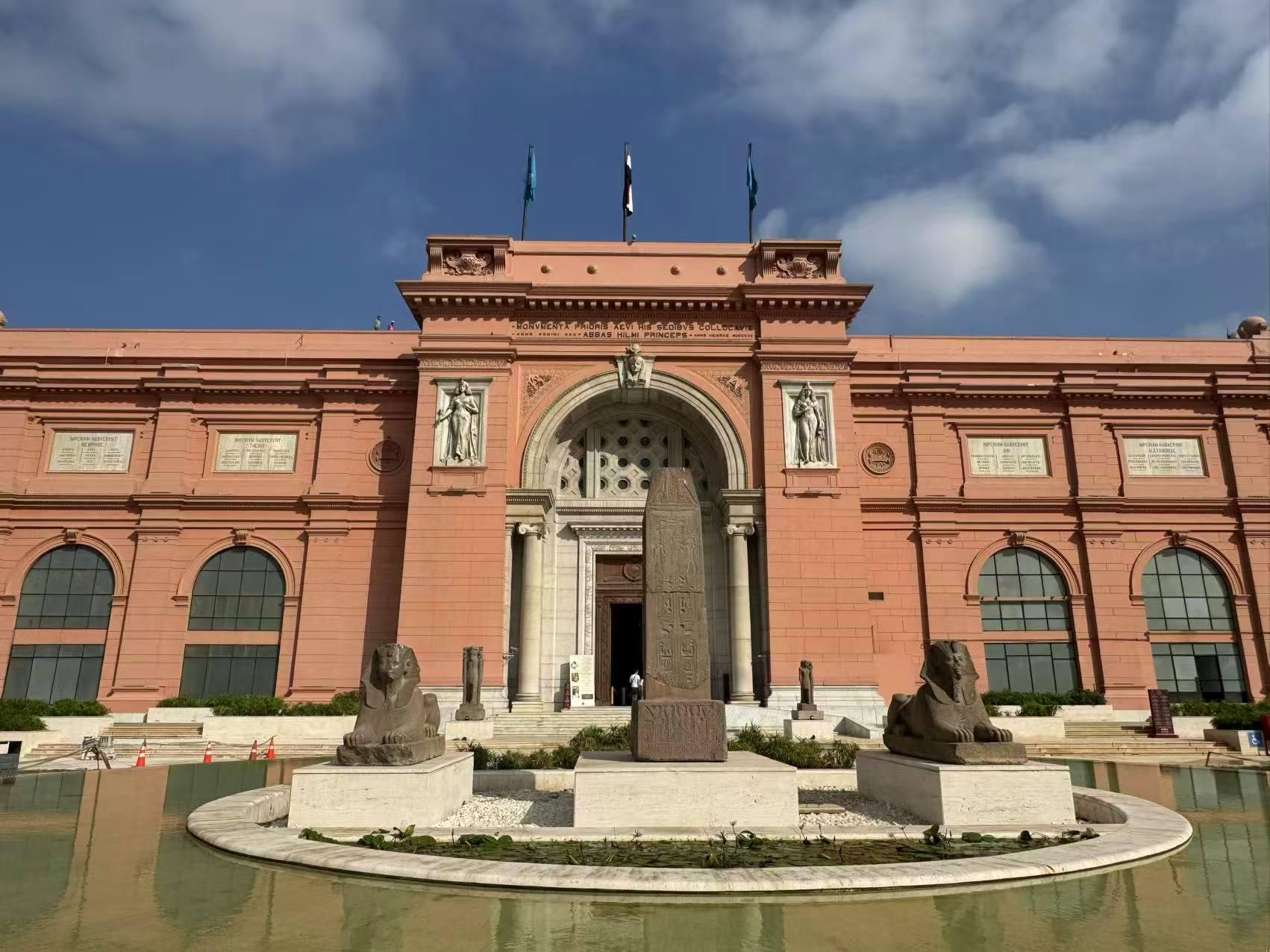 Hathor and the Personifications of Upper and Lower Egypt