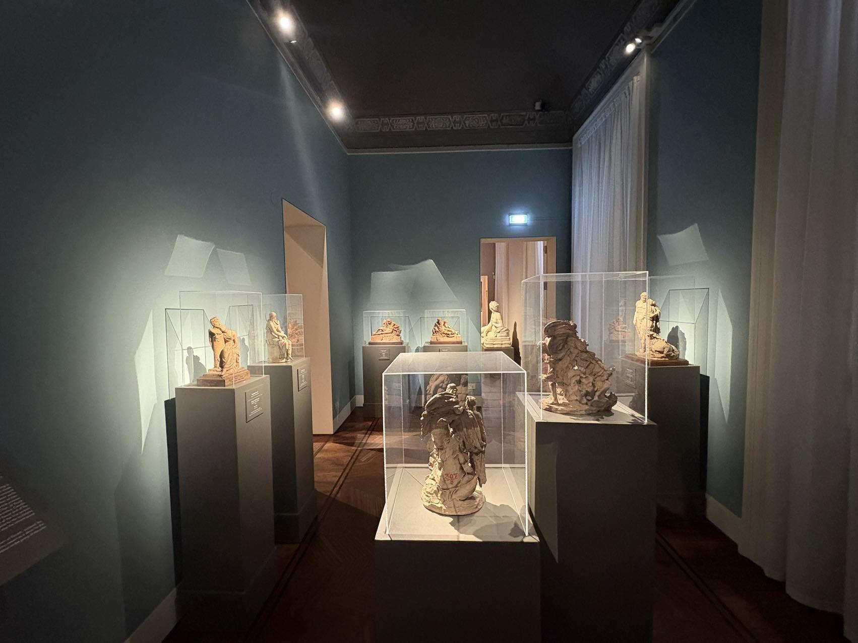 Sergi Salonu Tanıtımı: Neoklasik Tarzda Küçük Ölçekli Kil Eserler