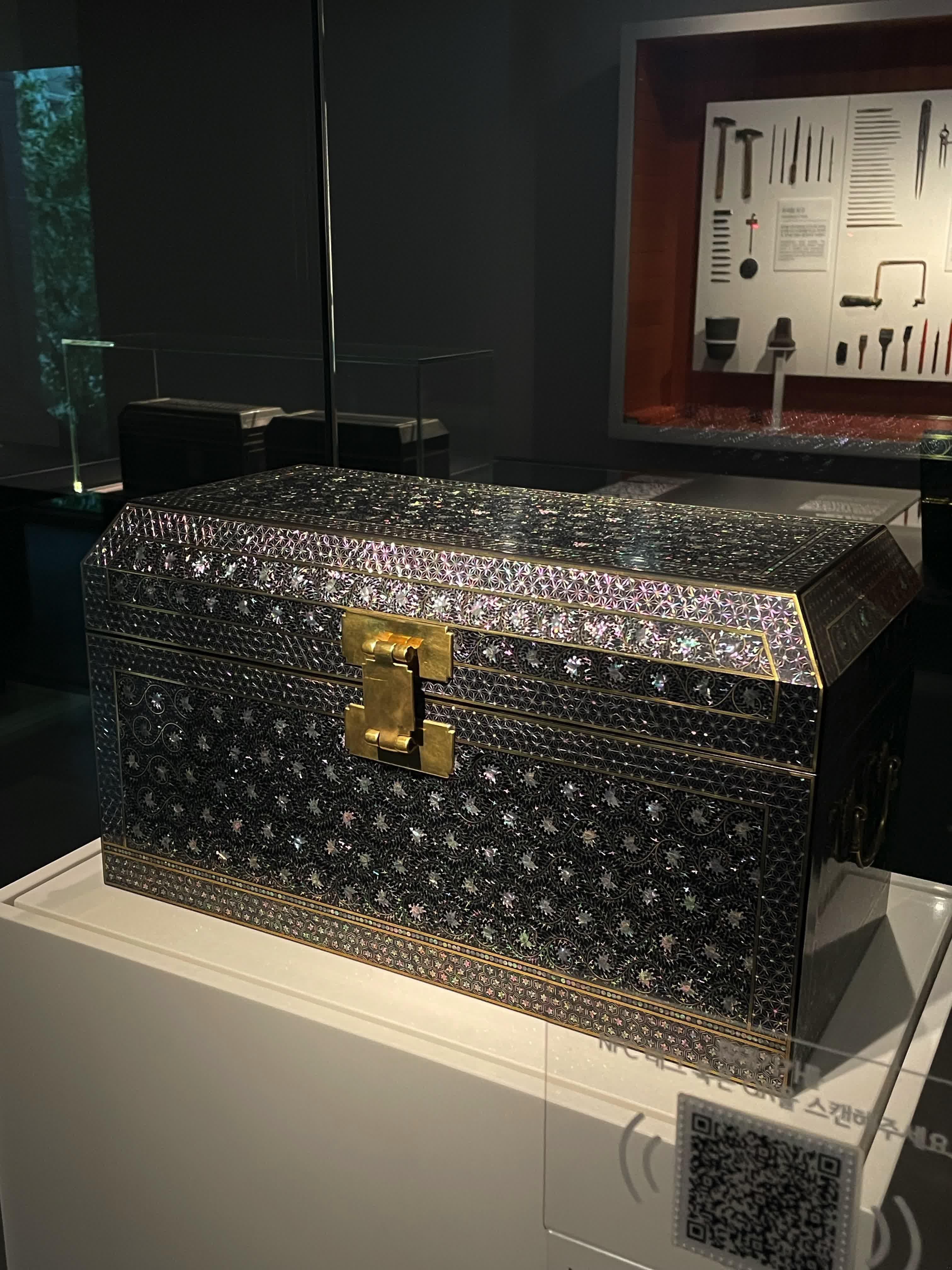 Sedef Kakmalı Şakayık ve Arap Saçı Desenli Sutra Kutusu