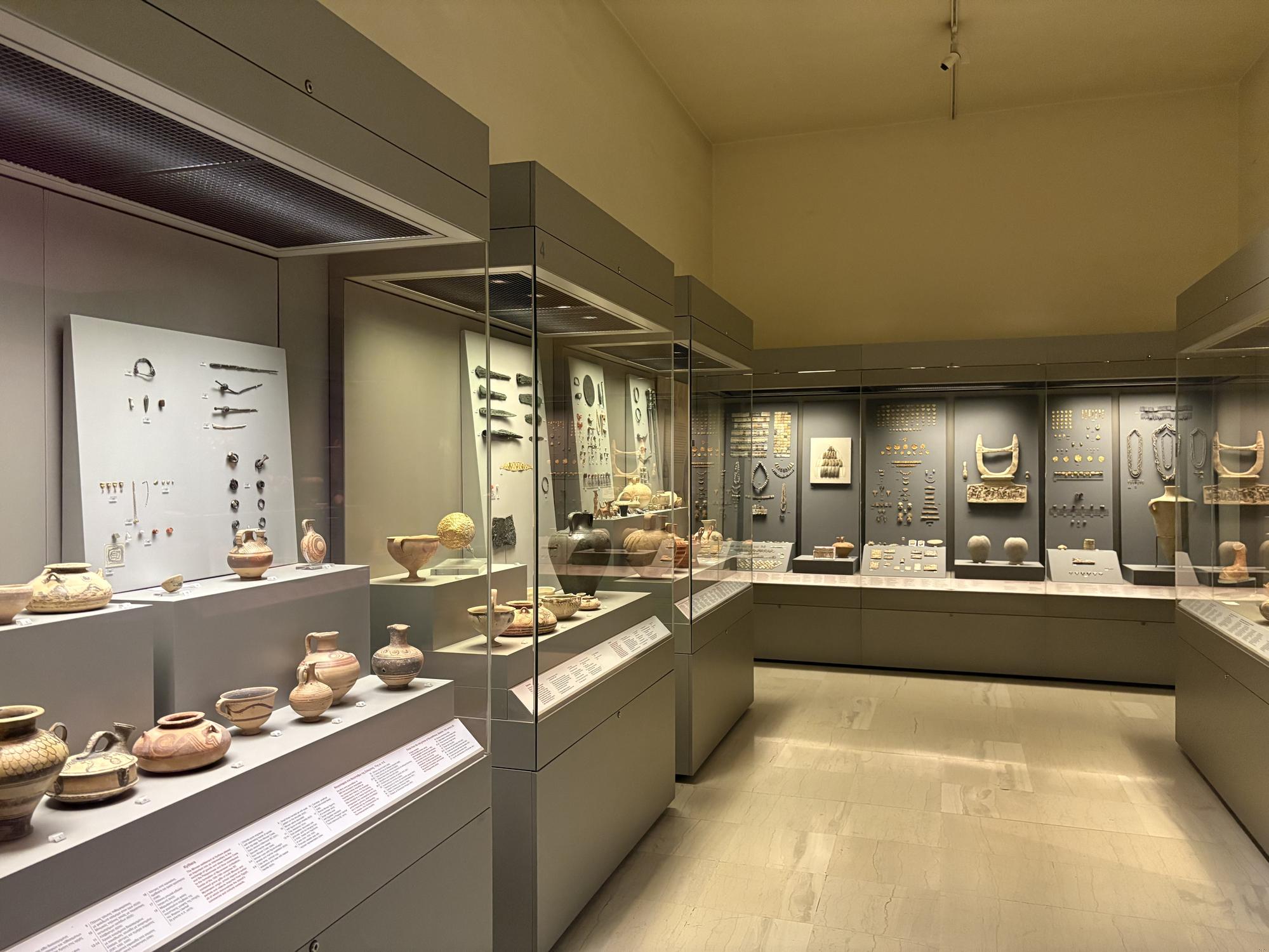Hall 03 - Mycenaean Attica and Thessaly Burials